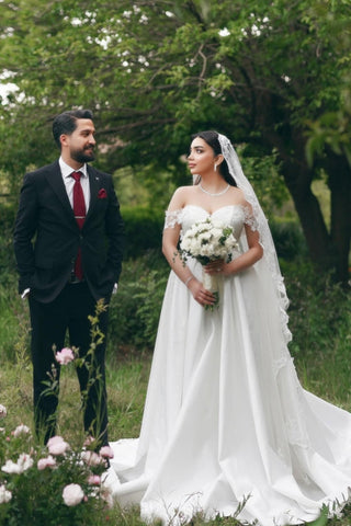 Robe de mariée longue blanche élégante en dentelle, coupe trapèze, décolleté cœur et épaules dénudées