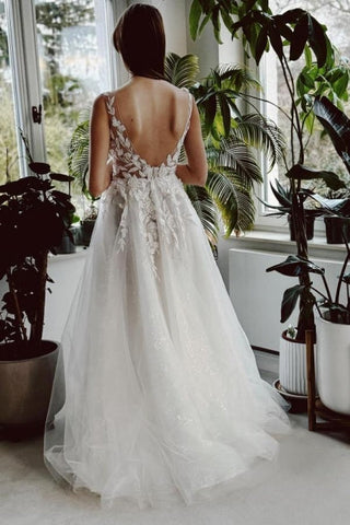 Elegante vestido de novia largo blanco de corte A, escote en V, encaje brillante, espalda descubierta y abertura.