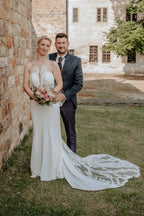 Elegante vestido de novia largo blanco de corte sirena, sin mangas, con espalda descubierta y cola, de encaje.