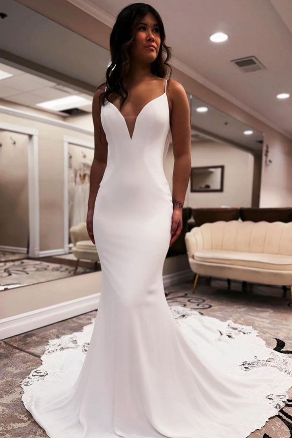 Elegante vestido de novia largo blanco de corte sirena, escote en V, tirantes finos, espalda descubierta y encaje.