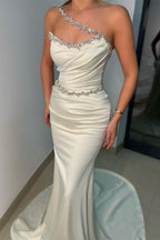 Elegantes vestidos largos blancos de satén, estilo sirena, sin tirantes y con pedrería, ideales para fiestas de graduación.