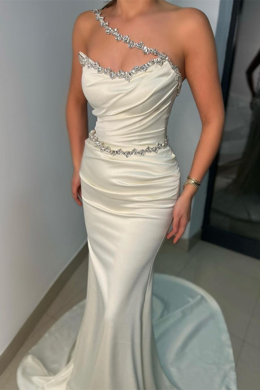 Elegantes vestidos largos blancos de satén, estilo sirena, sin tirantes y con pedrería, ideales para fiestas de graduación.