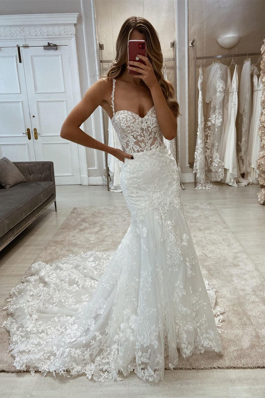 Robe de mariée sirène élégante sans manches ornée d'appliques et de dentelle