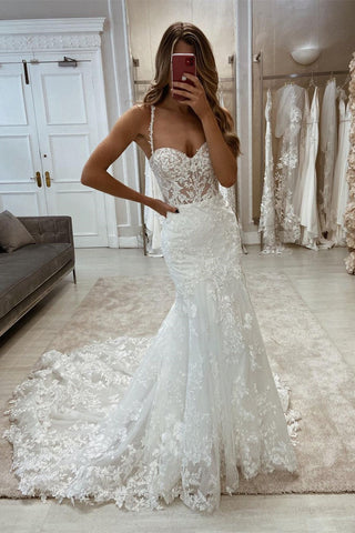 Elegante vestido de novia sin mangas con apliques de sirena y encaje.