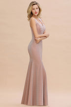 Elegante vestido de noche de sirena sin mangas con escote en V, de seda, corte ajustado.