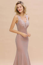 Elegante vestido de noche de sirena sin mangas con escote en V, de seda, corte ajustado.