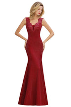 Elegante vestido de noche de sirena sin mangas con escote en V, de seda, corte ajustado.
