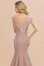 Elegante vestido de noche de sirena sin mangas con escote en V, de seda, corte ajustado.