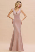 Elegante vestido de noche de sirena sin mangas con escote en V, de seda, corte ajustado.