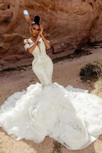 Élégante robe de mariée blanche sirène en dentelle, épaules dénudées, sans manches et ornée de perles
