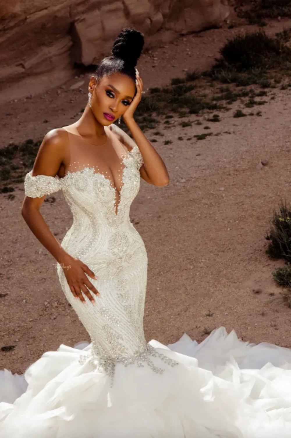 Élégante robe de mariée blanche sirène en dentelle, épaules dénudées, sans manches et ornée de perles
