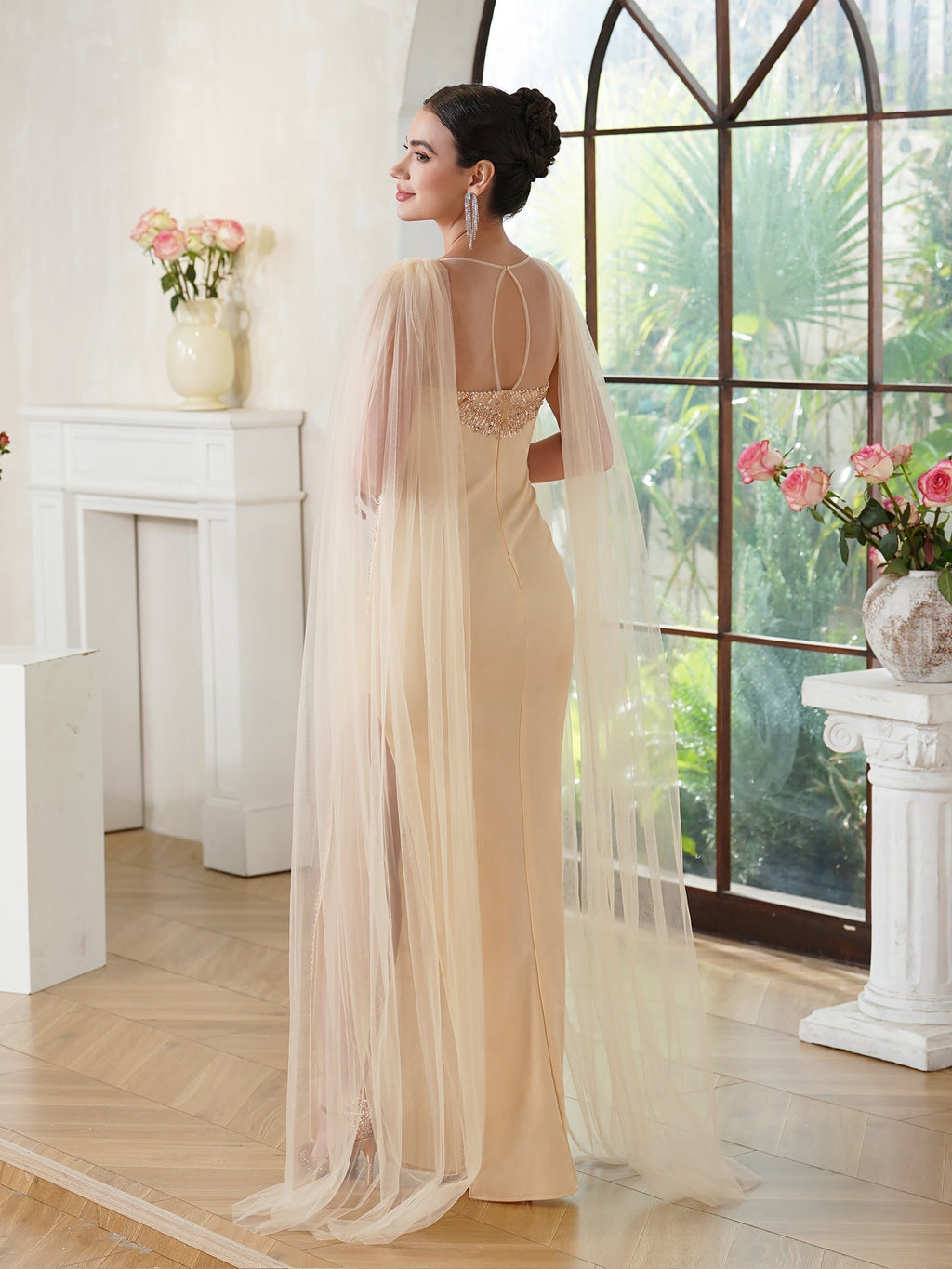 Elegante vestido de fiesta de sirena, sin mangas, de poliéster tejido de punto color oro champán, con escote redondo, detalles de pedrería y abertura con cremallera.