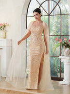 Elegante vestido de fiesta de sirena, sin mangas, de poliéster tejido de punto color oro champán, con escote redondo, detalles de pedrería y abertura con cremallera.