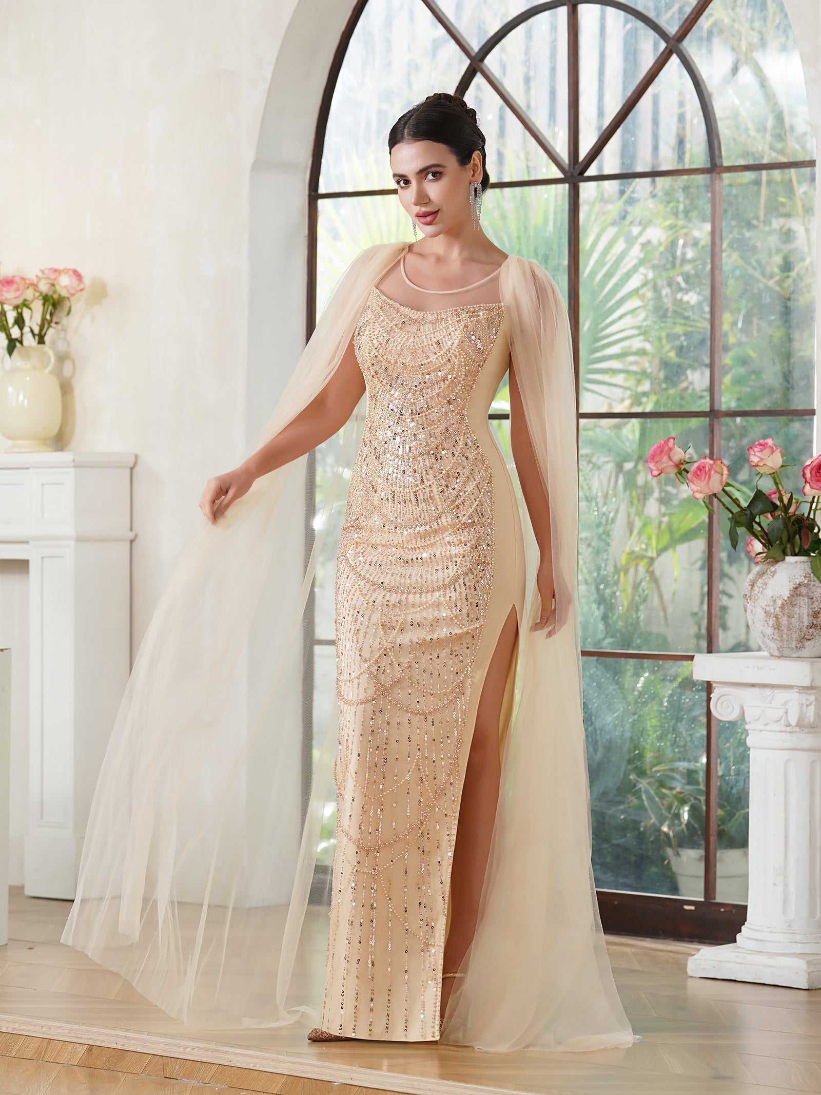 Elegante vestido de fiesta de sirena, sin mangas, de poliéster tejido de punto color oro champán, con escote redondo, detalles de pedrería y abertura con cremallera.