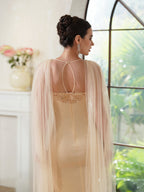 Elegante vestido de fiesta de sirena, sin mangas, de poliéster tejido de punto color oro champán, con escote redondo, detalles de pedrería y abertura con cremallera.