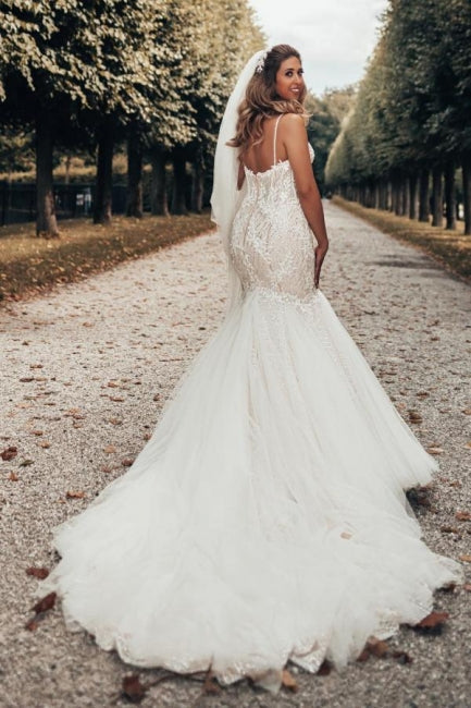 Elegantes vestidos de novia de sirena con tirantes finos, espalda descubierta y encaje.