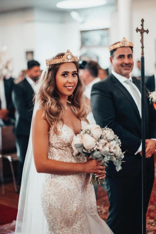 Elegantes vestidos de novia de sirena con tirantes finos, espalda descubierta y encaje.