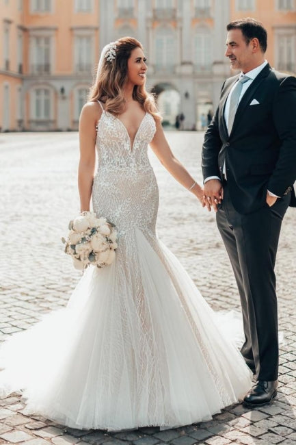 Elegantes vestidos de novia de sirena con tirantes finos, espalda descubierta y encaje.