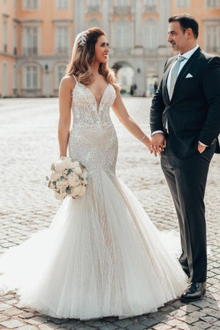 Elegantes vestidos de novia de sirena con tirantes finos, espalda descubierta y encaje.