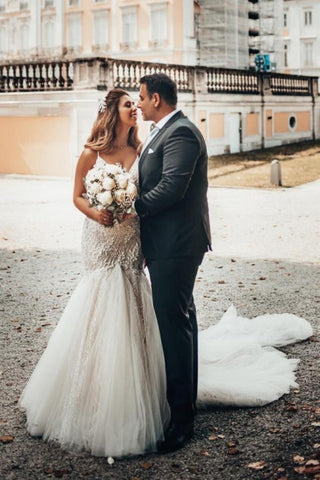Elegantes vestidos de novia de sirena con tirantes finos, espalda descubierta y encaje.