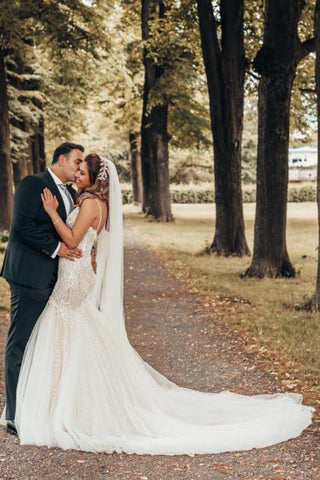 Elegantes vestidos de novia de sirena con tirantes finos, espalda descubierta y encaje.