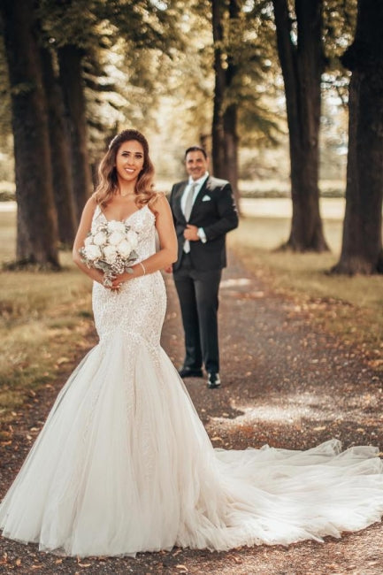 Elegantes vestidos de novia de sirena con tirantes finos, espalda descubierta y encaje.