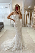 Robe de mariée sirène élégante en dentelle sans manches avec traîne