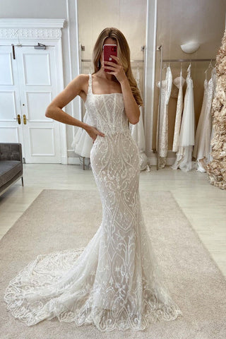 Elegante vestido de novia de encaje sin mangas con tirantes de sirena y cola