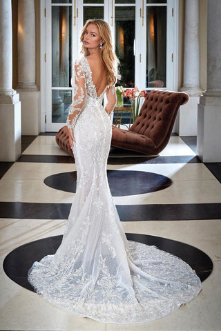 Elegante vestido de novia de sirena con escote en V, espalda descubierta, apliques de encaje y mangas largas.