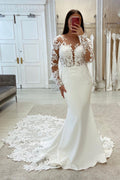 Robe de mariée sirène élégante en dentelle, manches longues et col V, avec traîne.