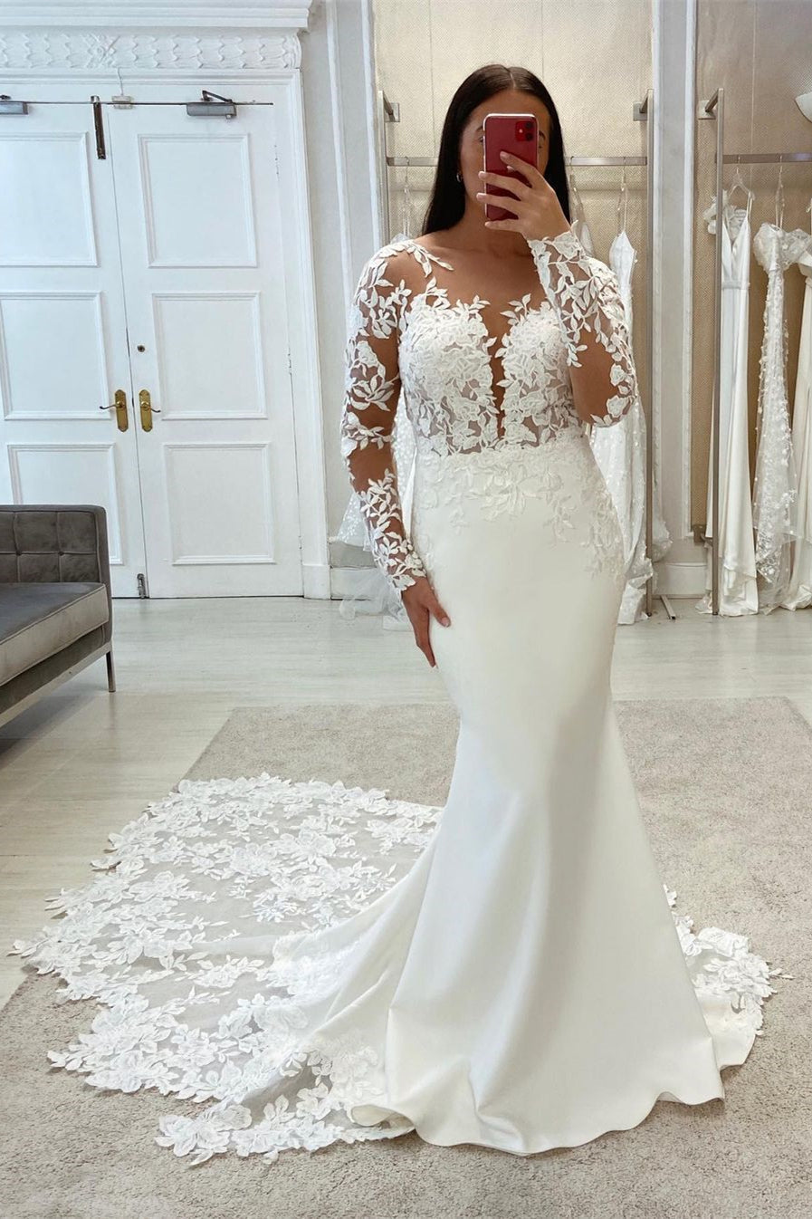 Robe de mariée sirène élégante en dentelle, manches longues et col V, avec traîne.