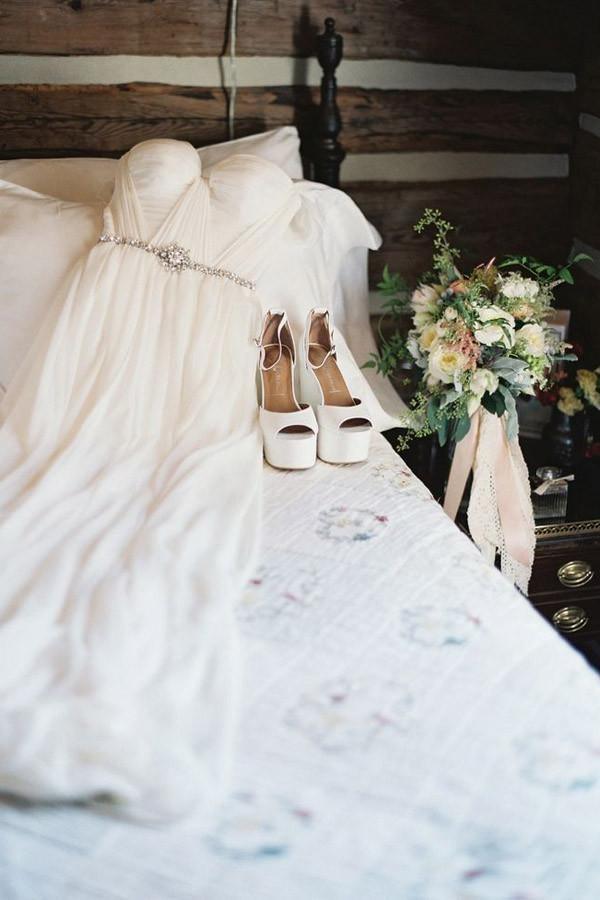Robe de mariée longue en mousseline élégante, épaules dénudées, ceinture perlée, WD109