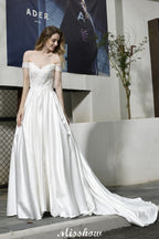 Elegante vestido de novia largo hasta el suelo de satén con hombros descubiertos y escote corazón con encaje floral.