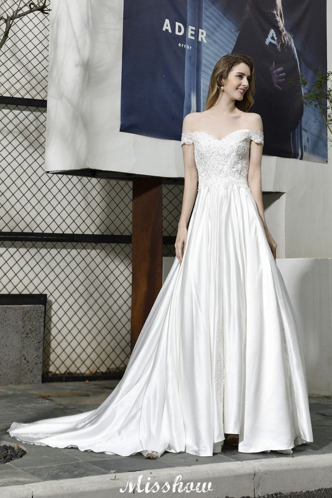 Elegante vestido de novia largo hasta el suelo de satén con hombros descubiertos y escote corazón con encaje floral.