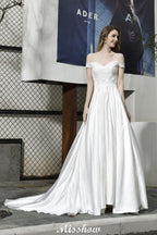 Elegante vestido de novia largo hasta el suelo de satén con hombros descubiertos y escote corazón con encaje floral.