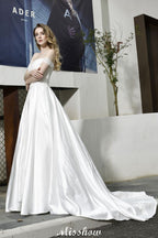 Elegante vestido de novia largo hasta el suelo de satén con hombros descubiertos y escote corazón con encaje floral.