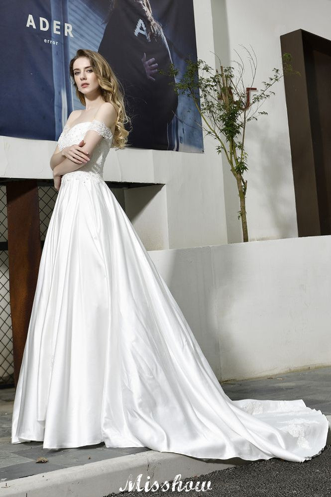 Elegante vestido de novia largo hasta el suelo de satén con hombros descubiertos y escote corazón con encaje floral.