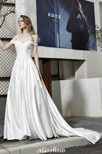 Elegante vestido de novia largo hasta el suelo de satén con hombros descubiertos y escote corazón con encaje floral.