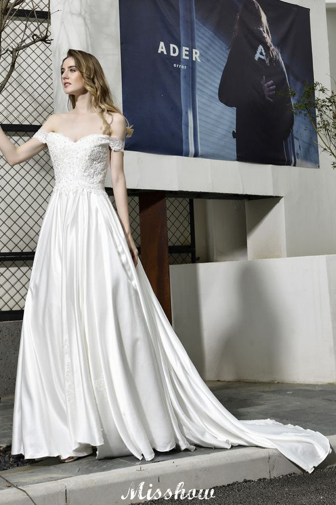 Elegante vestido de novia largo hasta el suelo de satén con hombros descubiertos y escote corazón con encaje floral.
