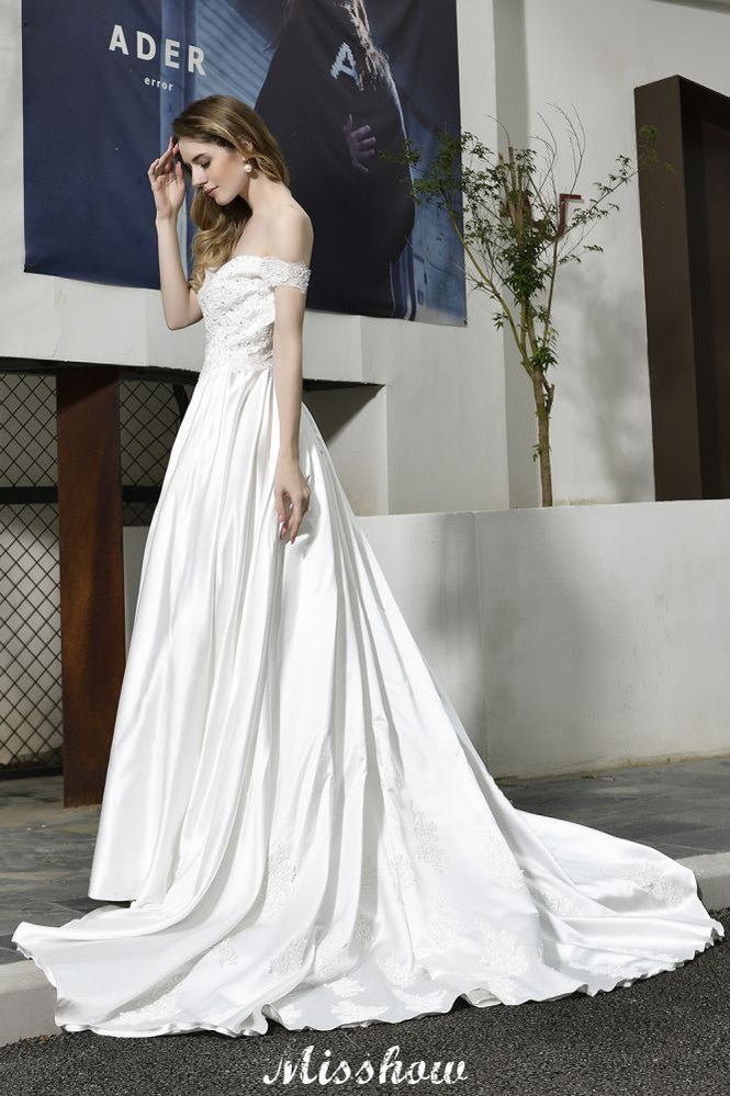Elegante vestido de novia largo hasta el suelo de satén con hombros descubiertos y escote corazón con encaje floral.