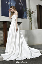 Elegante vestido de novia largo hasta el suelo de satén con hombros descubiertos y escote corazón con encaje floral.