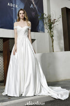 Elegante vestido de novia largo hasta el suelo de satén con hombros descubiertos y escote corazón con encaje floral.