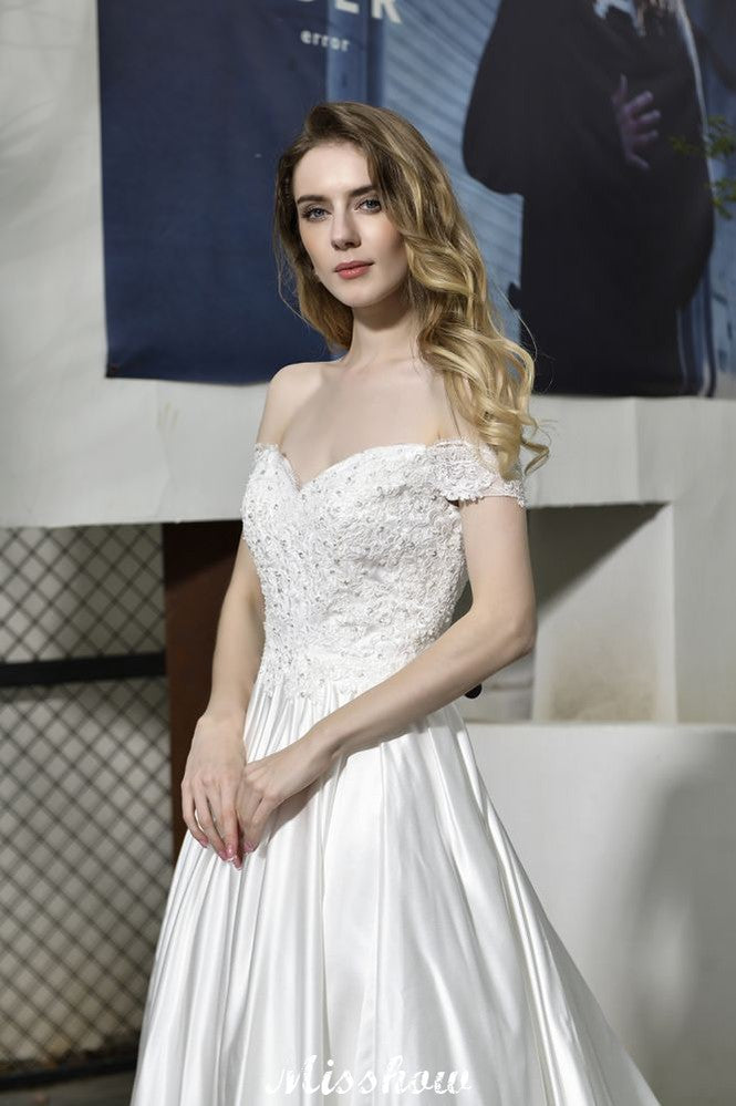Elegante vestido de novia largo hasta el suelo de satén con hombros descubiertos y escote corazón con encaje floral.