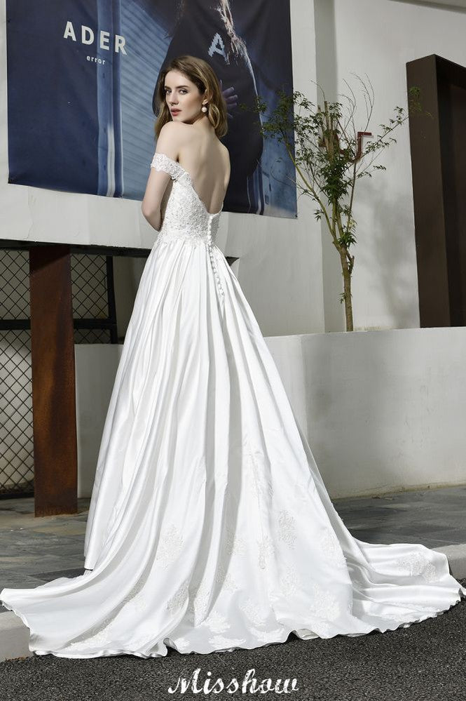 Elegante vestido de novia largo hasta el suelo de satén con hombros descubiertos y escote corazón con encaje floral.