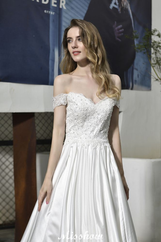 Elegante vestido de novia largo hasta el suelo de satén con hombros descubiertos y escote corazón con encaje floral.