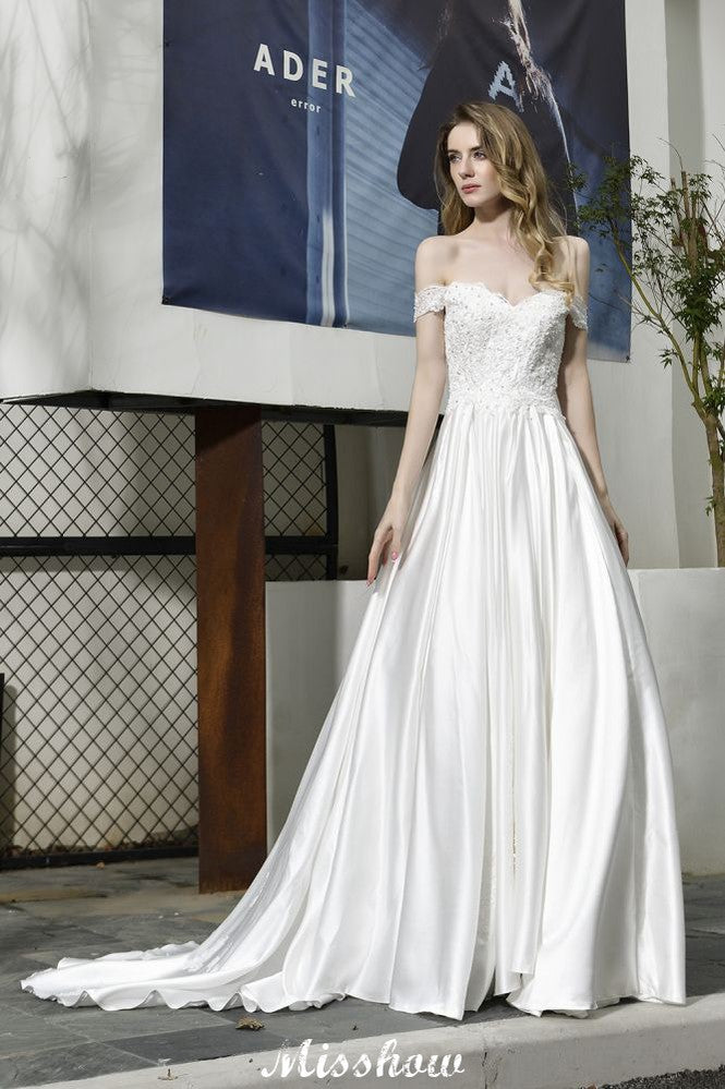 Elegante vestido de novia largo hasta el suelo de satén con hombros descubiertos y escote corazón con encaje floral.
