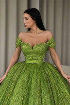 Robe de bal élégante verte à épaules dénudées et coupe trapèze ornée de sequins