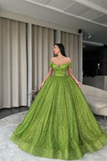 Robe de bal élégante verte à épaules dénudées et coupe trapèze ornée de sequins