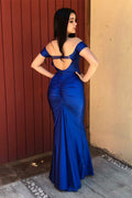 Elegantes vestidos de sirena de satén azul real con hombros descubiertos para graduación
