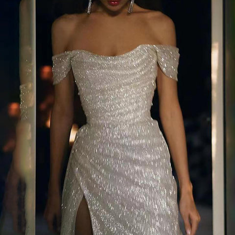 Elegante vestido de novia de corte A, sin mangas, con lentejuelas y escote palabra de honor.